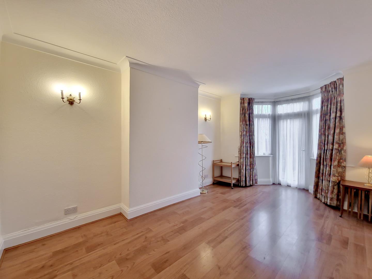 3 bed property in Gainsborough Gardens, London